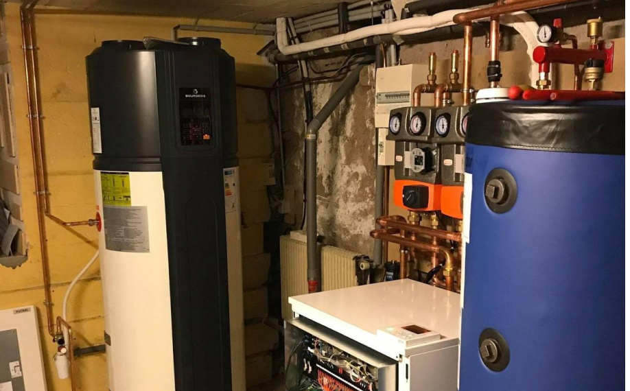 Le chauffe-eau est installé dans une salle de service du sous-sol bien éclairée.